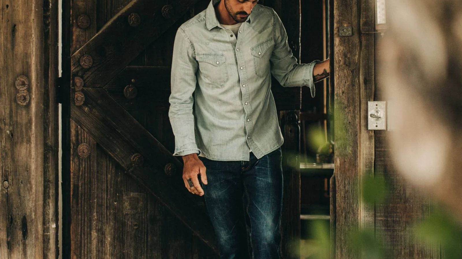 men's denim shirt outfits