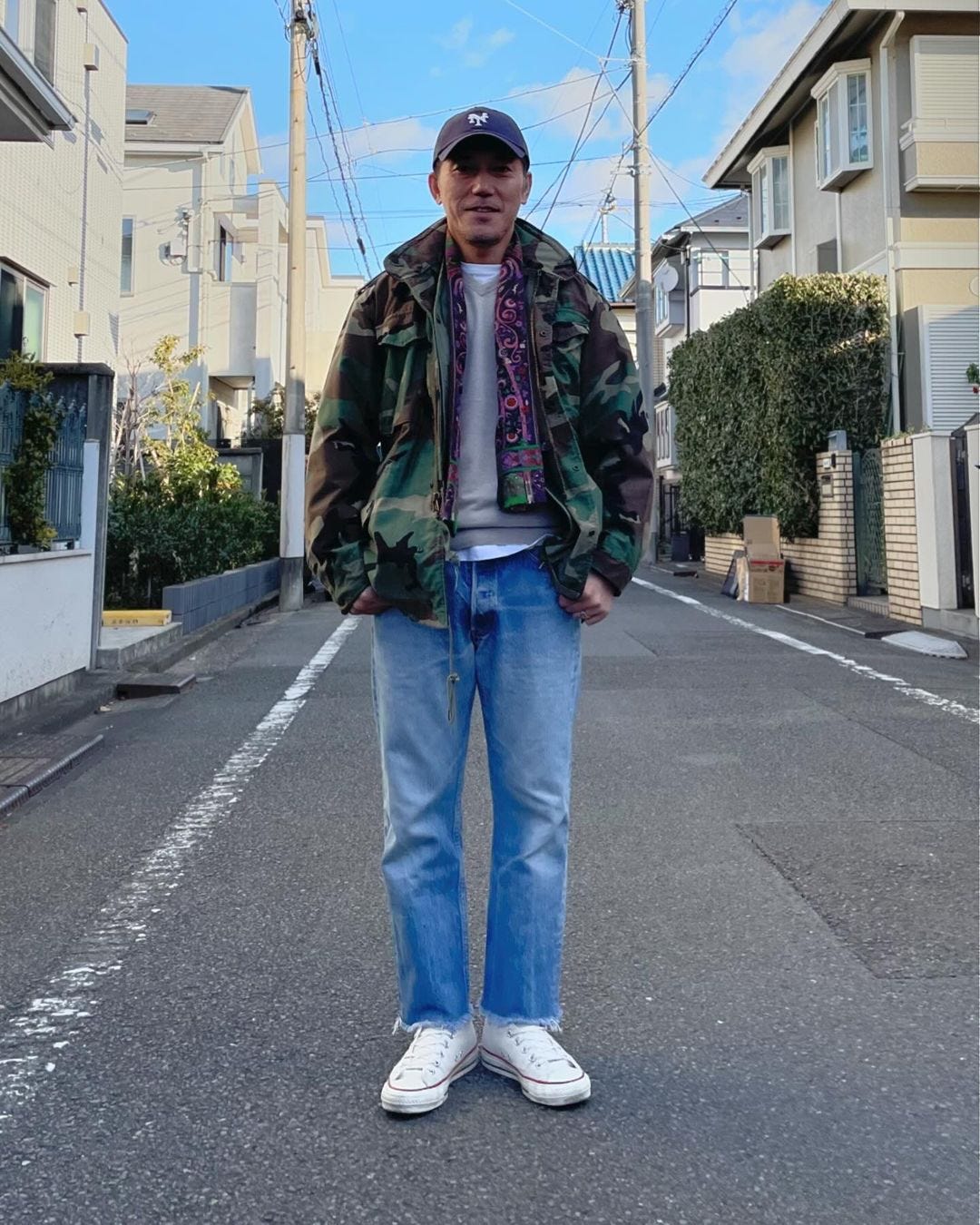 men's outfits with frayed jeans and camo jacket 