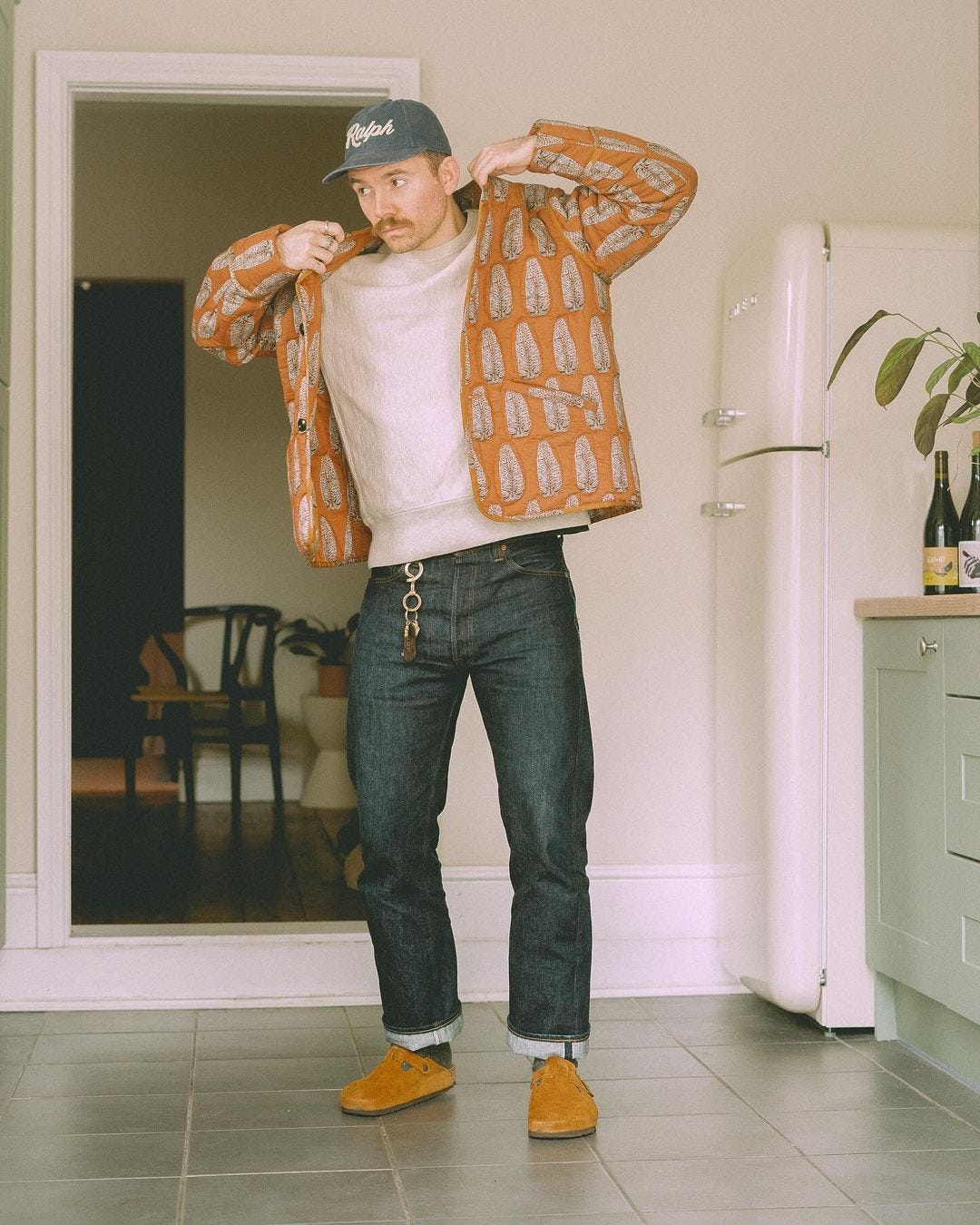 men's outfits with jeans and grey sweatshirt